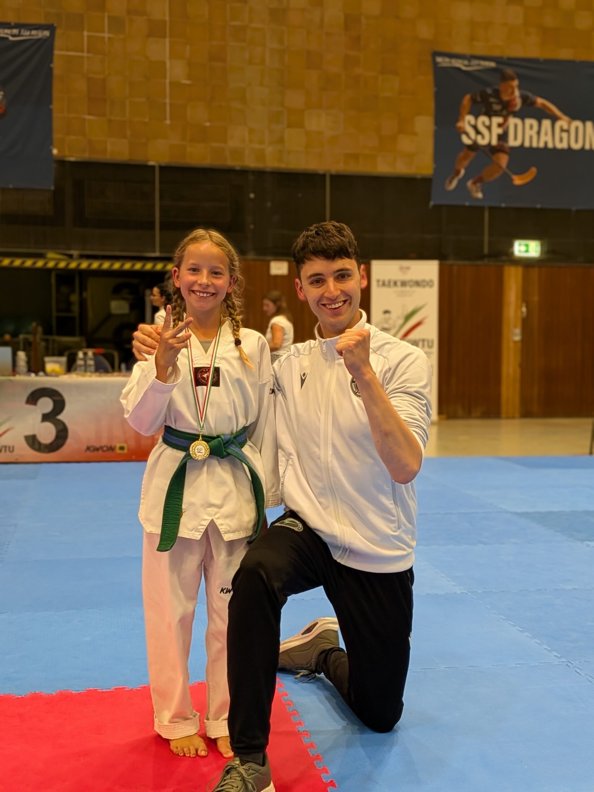 Taekwondo-Gym Vergoldet 1 goldmedaillengewinnerin julia mit trainer ruben scaled