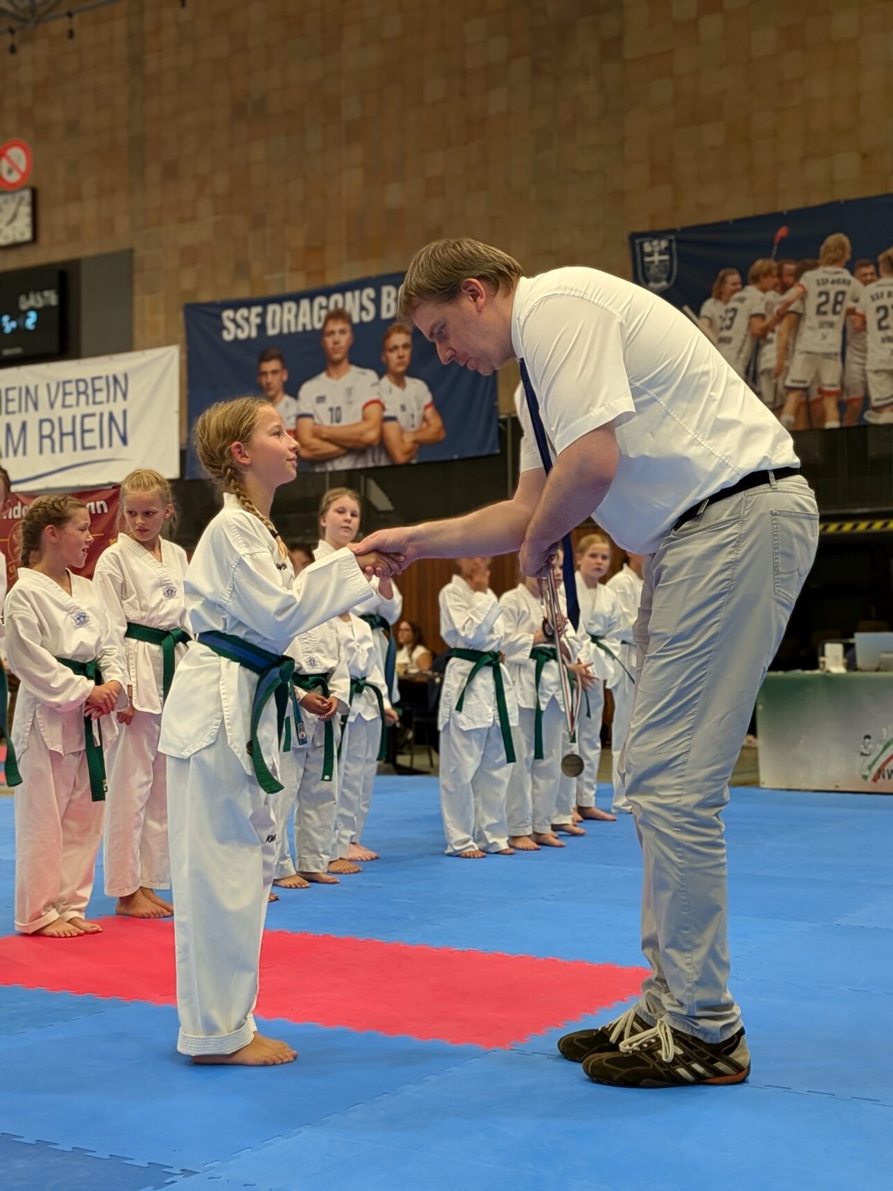 Taekwondo-Gym Vergoldet 2 julia fersch kriegt die goldmedaille uebereischt