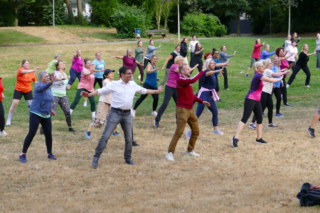 Sport im Park 2026 erfolgreich gestartet. 3 zumba mit ob michael feldhaus